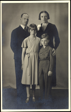 Photo Ak Bona Margherita, Konrad, Children Amalie and Eugen (b/w photo)