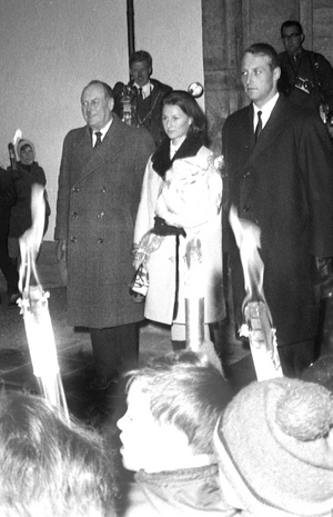 Asker 19681214: Torch train for the Crown Prince couple Harald and Sonja outside their home in Skaugum. …, 1968 (photo)