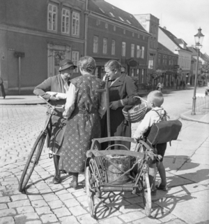 Women are talking on a street in Neustrelitz, around 1935 (photo)