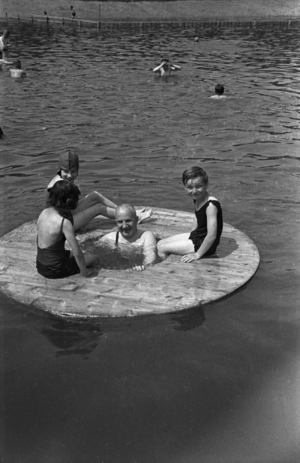 Swimming in Altteich, approx. 1930 (photo)
