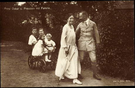 Ak Prince Oskar of Prussia with family, wife, children (b/w photo)
