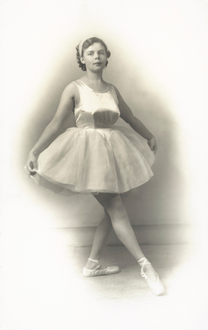 Unidentified ballet dancer (b/w photo)