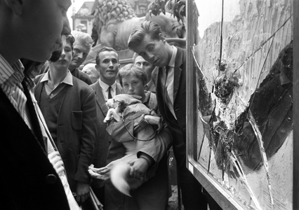 Oslo August 5, 1965. A man attacked Kjartan Slettemark's picture in front of the Storting,  …, 1965 (photo)
