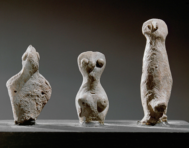 Clay figurines of two men and a woman (clay)