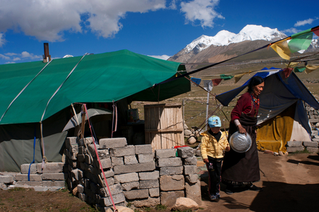 A family living at the base of Mount Nyenchen Tanglha, 7111 meters high, Tibet (photo)