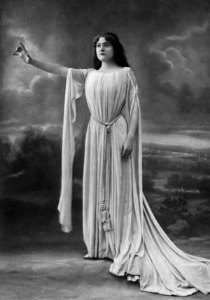 Opera singer Melle Kaiser as Elsa de Brahant in opera "Lohengrin", photo from french paper "Le Theatre" may 1910