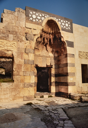 Syria, brick building with arched doorway near Aleppo, 1966 (photo)