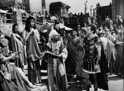 Richard Burton (left), on set of the Film 'The Robe', 1953 (b/w photo)