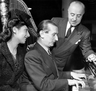 Ukrainian pianist Alexander Uninsky plays for his wife Lucie and his teacher Sergei Tarnovsky, Chicaco, 9 November 1944