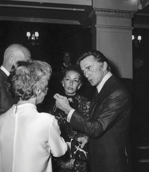Premiere of play "Occupe toi d'Amelie" at the Theatre de la Madeleine in Paris, November 2, 1969 : Kirk Douglas (b/w photo)