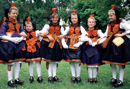 Little red riding hood, traditional costume from Schwalmstadt, 1997 (photo)