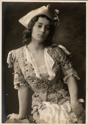 Fashion photo of a woman dressed elegantly with hat, 1900-20 (photo)
