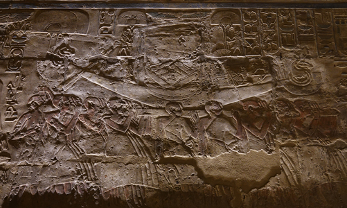 Esclaves portant une barque, temple de Louxor (relief)