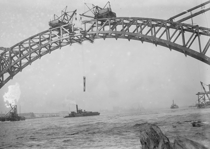 Completing the Hell Gate Railroad Bridge over the East River connecting Queens with Manhattan 1915 (photo)