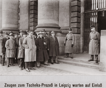 Witnesses in the "Tscheka-trial" waiting outside of the Reich courthouse, 1925 (b/w photo)