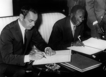 King of Morocco Hassan II and senegalese President Leopold Sedar Senghor signing a common statement in Dakar on March 30, 1964