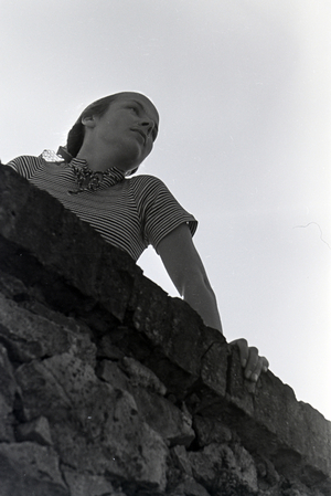 A woman going on an excursion, Germany 1930s (b/w photo)