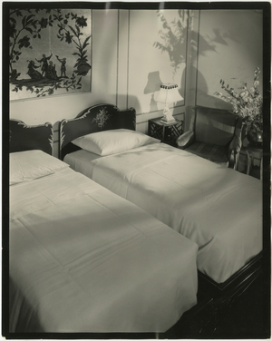 Waldorf-Astoria Hotel room, USA, c.1920-38 (gelatin silver photo)