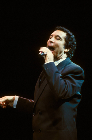 Singer Tom Jones (GBR) on the occasion of a concert in Berlin, people; ..., 1989 (photo)