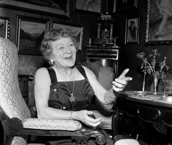 Oslo 19630806 revival queen, artist and actor Lalla Carlsen. Interview situation in the home. Speaks …, 1963 (photo)