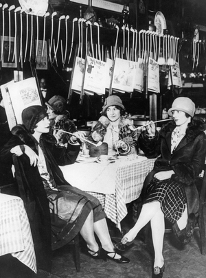 Women in a smoking club in New York, 1926 (b/w photo)
