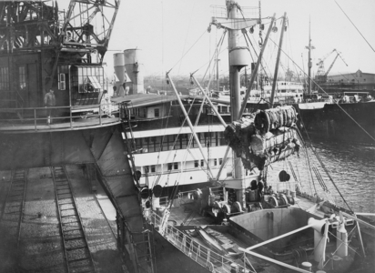 Unloading a cotton freighter in Bremen, 1930 (b/w photo)