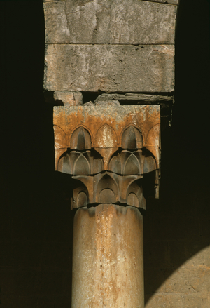 Al-Firdaws madrasa, courtyard, capital and column (photo)