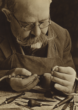 German industry, 1930s: Ivory carver from the Odenwald (b/w photo)