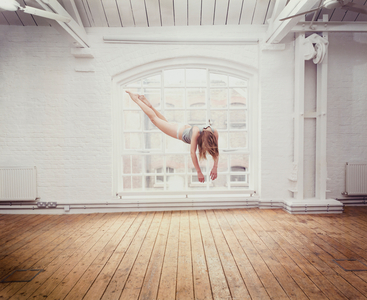 From the series "Self portrait suspended I", 2004, Sam Taylor Wood (photo)
