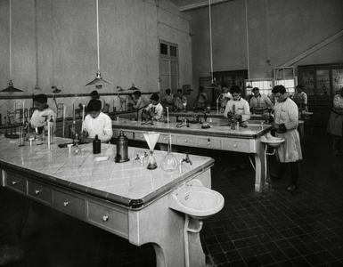 Laboratory of chemical practices in a religious private school, 1929