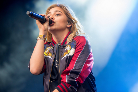 French singer Louane performing at Kulturarena Festival on the Theatervorplatz, Jena, Germany, 2016 (photo)