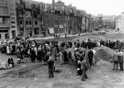 Postwar period, food distribution c.1949 (photo)