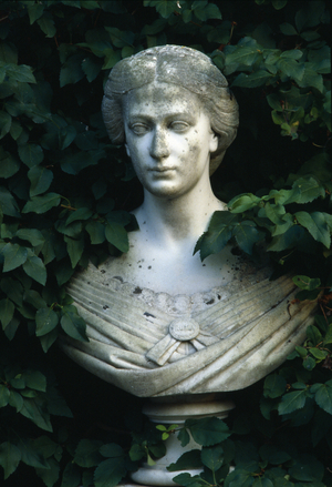 Statue in the garden of Heywood Manor, England (photo)
