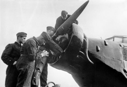 WW2 - Luftwaffe - ground crew waiting aircraft engine 1940 (photo)