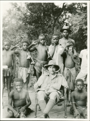 Evans-Pritchard with Zande boys, 1927-30 (photo)