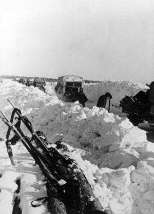 II. WK, Eastern front, snowy supply road 1943 (photo)