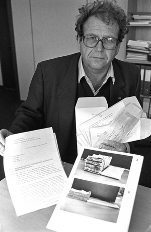 Oslo 19850929. Supreme Court Attorney Arne Haugestad shows the letter on the so-called "money certificate" …, 1985 (photo)