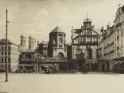 Munchen / Munich: Lenbachplatz mit Kunstlerhaus (b/w photo)
