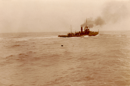 I. WK - Navy - minesweeper boat (photo)