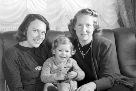A family celebrating Christmas, Germany 1930s (b/w photo)