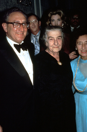 Henry Kissinger, Golda Meir, Former Israeli Prime Minister and Paula Kissinger, in January 1978 (photo)