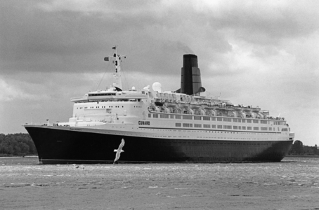 The Queen Elizabeth 2 in Hamburg, 1996 (photo)