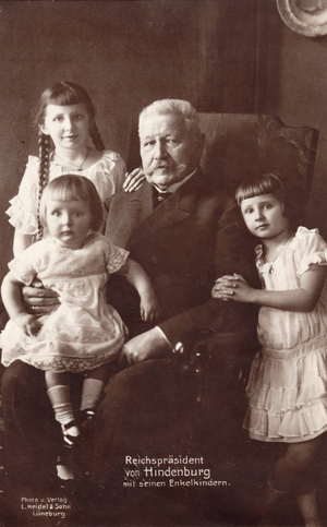 Weimar Republic - Hindenburg with grandchildren (photo)