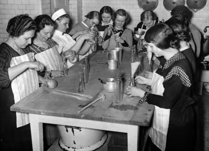 Third Reich - training course for mothers 1934 (photo)