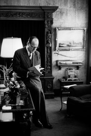 Manfred von Ardenne in his institute Am Weissen Hirsch in Dresden …, 1959 (photo)