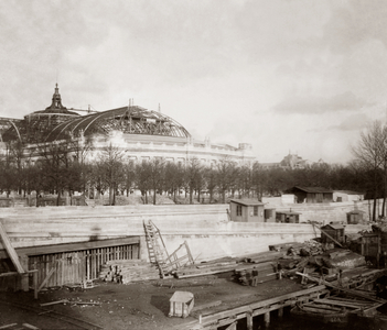 Construction of the Grand Palais, Paris, 1899 (b/w photo)