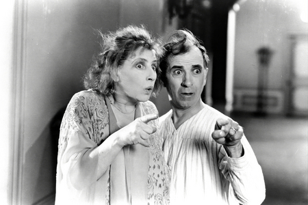 A couple gesturing in surprise (photo)