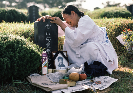 Photograph of a mother overcome by grief at a cemetery in Gwangju, South Korea, 1987 (photo)