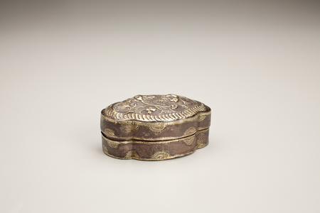 Four lobe box with parrot design (gold decoration, pen, ink)