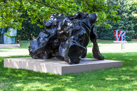 Reclining figure (bronze)